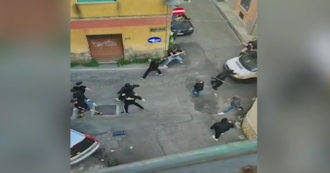 Copertina di Nocerina-Brindisi, scontri tra tifosi prima del match: le immagini dell’agguato nelle vie della città. Almeno 2 feriti, auto e pullman distrutti