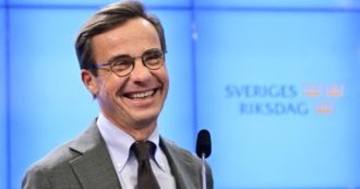 Copertina di Svezia, il conservatore Kristersson eletto premier: il suo è il primo governo col sostegno dell’estrema destra