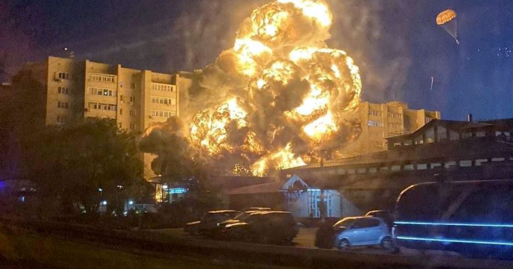 Ucraina, la diretta – Droni kamikaze attaccano Kiev. Ambasciata italiana: “Lasciate il Paese”. Caccia russo si schianta contro un palazzo