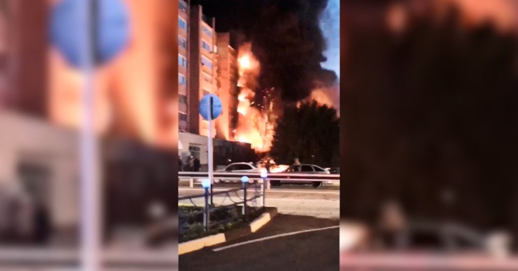 Russia, aereo militare si schianta contro un edificio di nove piani vicino al confine con l’Ucraina: i video del palazzo in fiamme