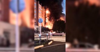 Copertina di Russia, aereo militare si schianta contro un edificio di nove piani vicino al confine con l’Ucraina: i video del palazzo in fiamme