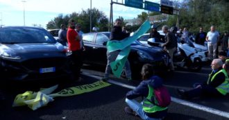 Copertina di Attivisti per il clima bloccano il Gra: gli automobilisti infuriati li spintonano e strappano gli striscioni. Poi la polizia li porta via di peso