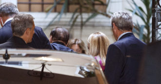 Copertina di B. e Meloni trattano mentre esplode la povertà in Italia: il Fatto di domani 18 ottobre