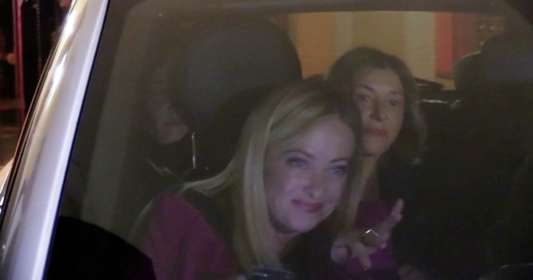 Governo, Giorgia Meloni lascia la sede di Fratelli d’Italia dopo l’incontro con Berlusconi tra la ressa di cronisti