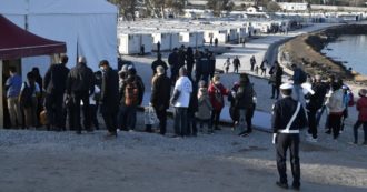 Copertina di Grecia, 92 migranti trovati nudi al confine con la Turchia. Atene accusa Ankara: “Vergogna”