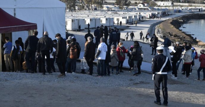 Grecia, 92 migranti trovati nudi al confine con la Turchia. Atene accusa Ankara: “Vergogna”
