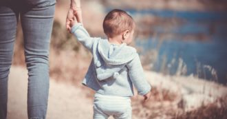 Copertina di Sarah Maestri: “I single possono adottare (se resistono all’iter burocratico)”