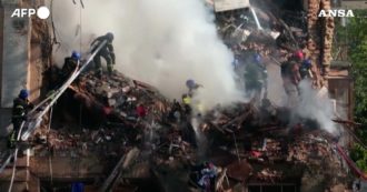 Copertina di Ucraina, droni kamikaze su Kiev: la distruzione della città dopo l’attacco e le operazioni dei soccorritori – Video