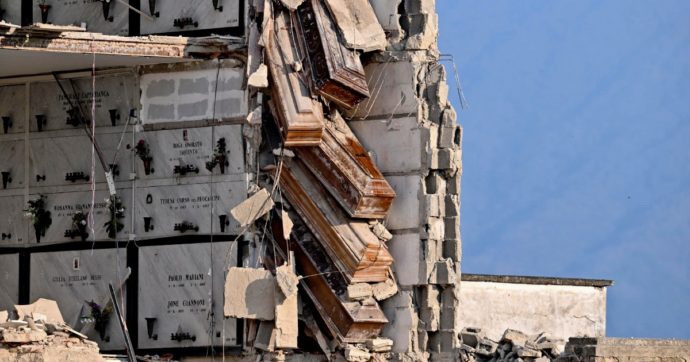 Copertina di Poggioreale, crollo nel cimitero: bare scoperte sospese nel vuoto