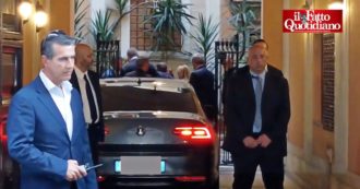 Copertina di Governo, l’arrivo di Berlusconi nella sede di Fratelli d’Italia accolto da Giorgia Meloni  – il video