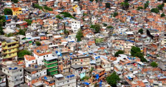 Copertina di Entrano in una favela in Brasile seguendo le indicazioni errate del Gps e gli sparano: italiani ricoverati a Rio