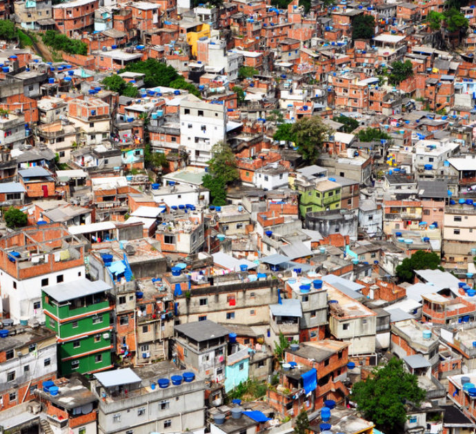 Entrano in una favela in Brasile seguendo le indicazioni errate del Gps e gli sparano: italiani ricoverati a Rio