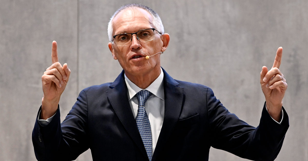 Stellantis, Tavares torna a minacciare: “Se qualcuno vuol far venire in Italia competitor cinesi sarà responsabile di decisioni impopolari. Ci saranno vittime”