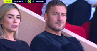 Copertina di Francesco Totti e Noemi Bocchi insieme allo stadio, stavolta seduti vicini: la coppia si mostra alle telecamere