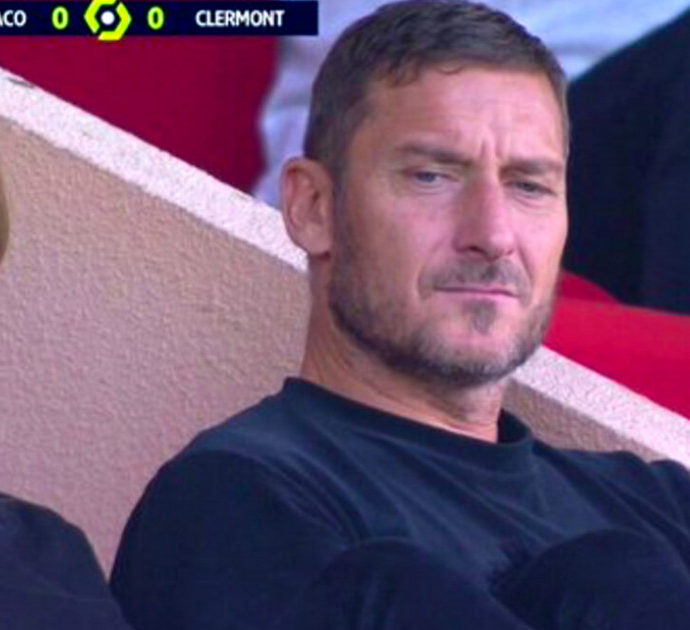 Francesco Totti e Noemi Bocchi insieme allo stadio, stavolta seduti vicini: la coppia si mostra alle telecamere