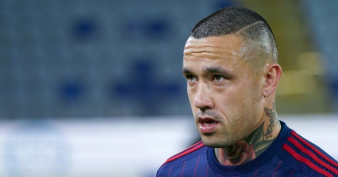 Radja Nainggolan sospeso a tempo indeterminato dall’Anversa: stava fumando in panchina