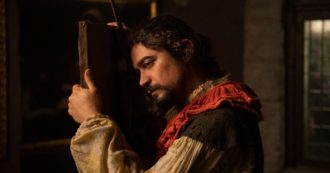 Copertina di L’ombra di Caravaggio, il pittore ribelle selvaggio eppure mistico secondo Michele Placido. Riccardo Scamarcio nei panni dell’artista