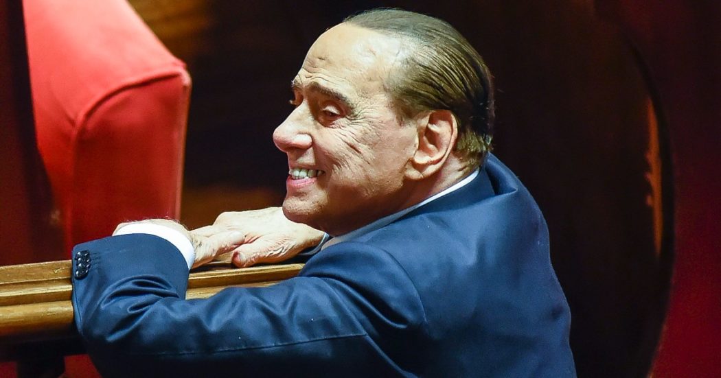 Berlusconi rivela: “Con Putin scambio di regali e lettere, rapporti riallacciati”. Fi smentisce. Rampelli (FdI): “Con Mosca solco incolmabile”