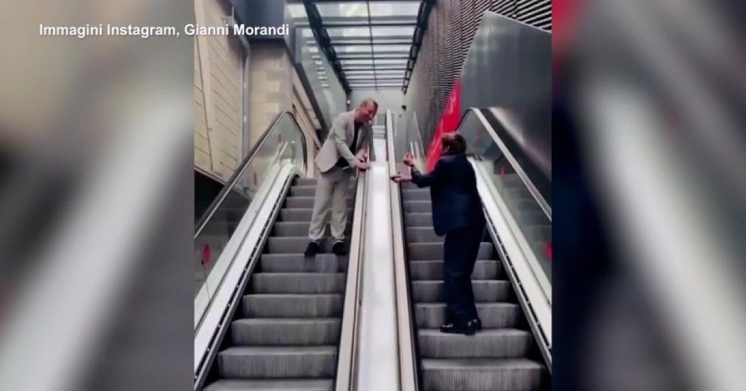 Amadeus e Gianni Morandi si incontrano sulle scale mobili: “Tutte le strade portano a Sanremo…”. Il video pubblicato sui social