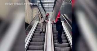 Copertina di Amadeus e Gianni Morandi si incontrano sulle scale mobili: “Tutte le strade portano a Sanremo…”. Il video pubblicato sui social