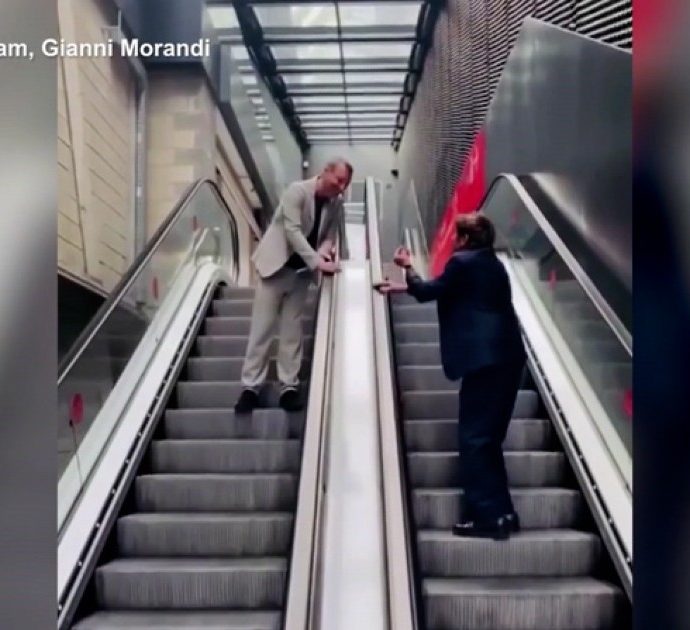 Amadeus e Gianni Morandi si incontrano sulle scale mobili: “Tutte le strade portano a Sanremo…”. Il video pubblicato sui social