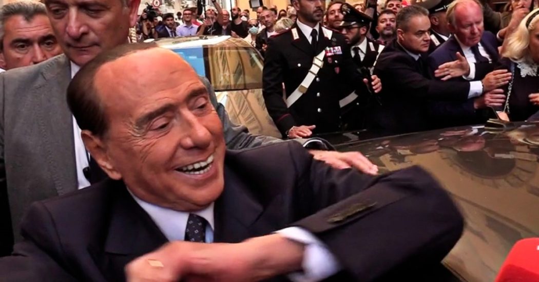 Governo, Berlusconi fa l’elenco dei ministri indicati da Forza Italia: “Meloni? E’ d’accordo” E racconta la barzelletta su Putin e il Papa