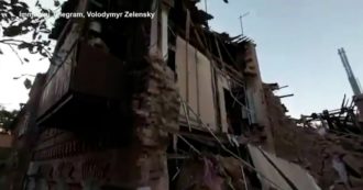 Copertina di Ucraina, macerie a Mykolaiv dopo gli attacchi russi. Zelensky condivide un video: “Distrutti edificio residenziale e mercato dei fiori”