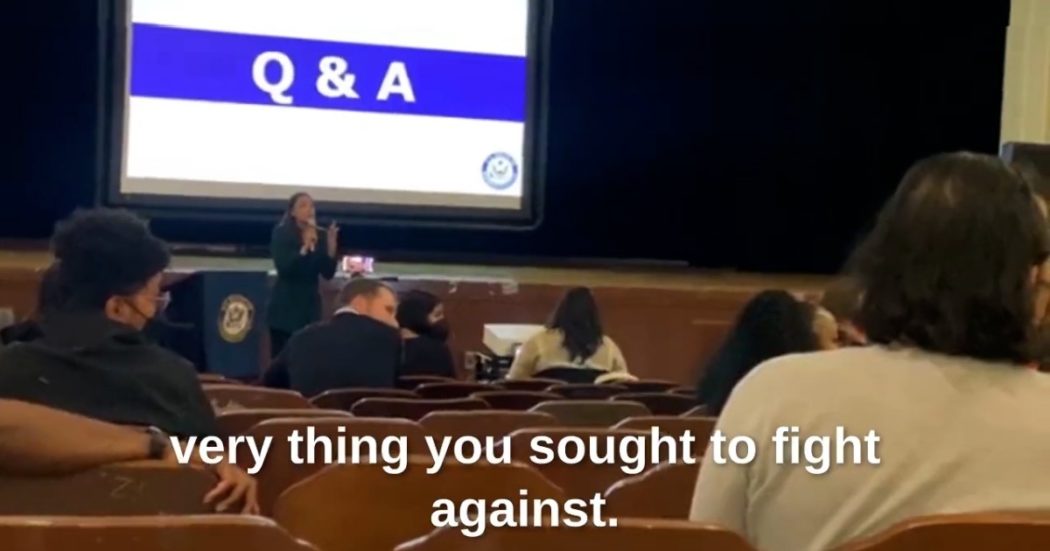 Ocasio Cortez contestata da due seguaci di LaRouche per le posizioni sulla guerra. Lei: “Ucraina ha diritto ad autodeterminarsi”