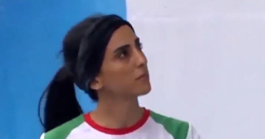 Il regime iraniano demolisce la casa della scalatrice Elnaz Rekabi che gareggiò senza velo