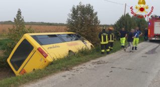 Copertina di Verona, scuolabus finito in un fosso con 9 bimbi a bordo: l’autista era ubriaco. Tutti gli alunni sono rimasti feriti
