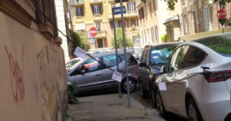 Copertina di Roma, il cavo per ricaricare l’auto elettrica parte da dentro casa e attraversa tutto il marciapiede