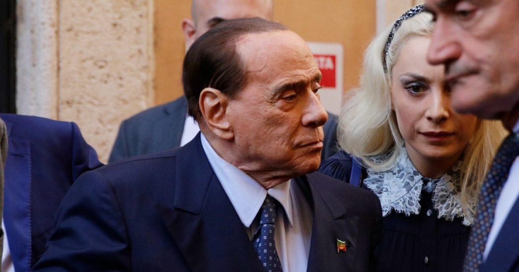 Berlusconi in un nuovo audio: “Zelensky? Non posso dire cosa penso di lui”. I deputati di Fi applaudono. Poi: “Ue e Usa non hanno leader”