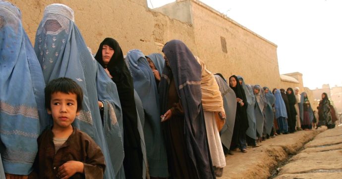 Afghanistan, Amnesty International racconta l’anno di repressione dei Talebani: “Donne e ragazze sono state private dei loro diritti”