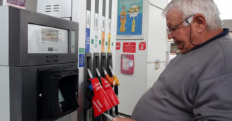 Copertina di Il governo proroga dello sconto fiscale sui carburanti. Ma solo per 18 giorni