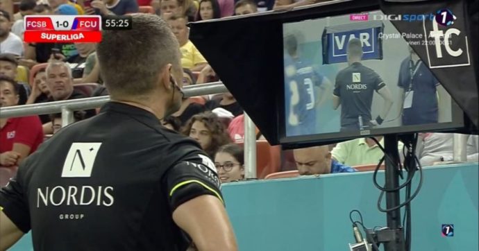 Domeniche bestiali – La potenza metafisica del Var: l’arbitro consulta il monitor e vede se stesso