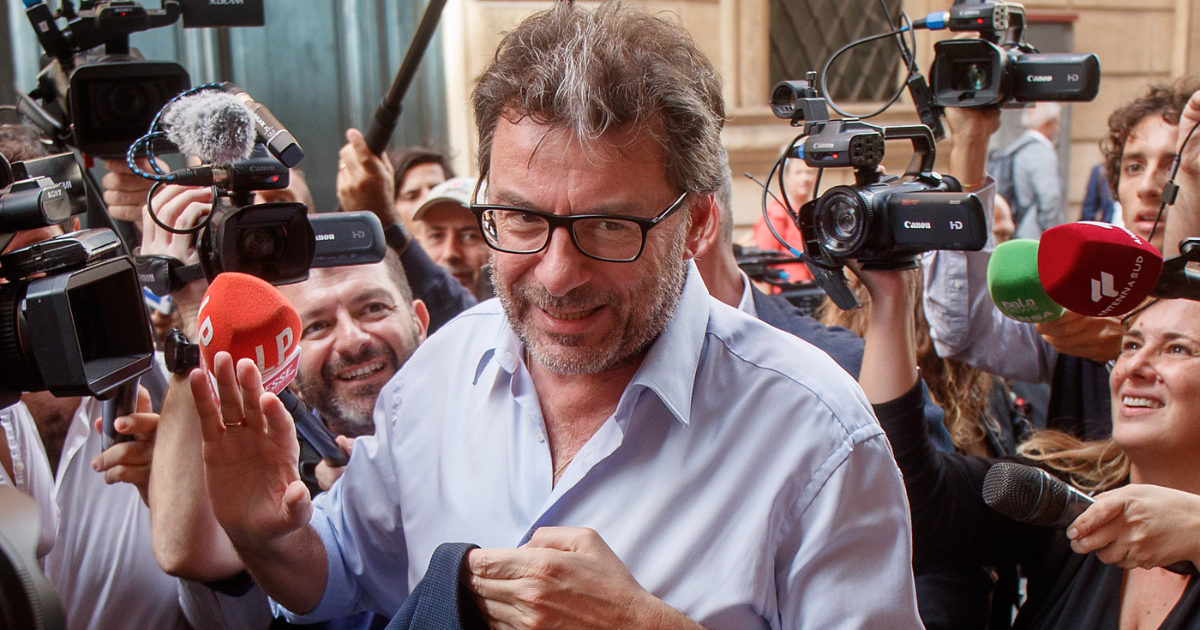 Giorgetti, dal Fronte della Gioventù al ruolo più delicato del Governo Meloni (dopo i troppi nodi lasciati irrisolti al Mise): chi è il ministro dell’Economia