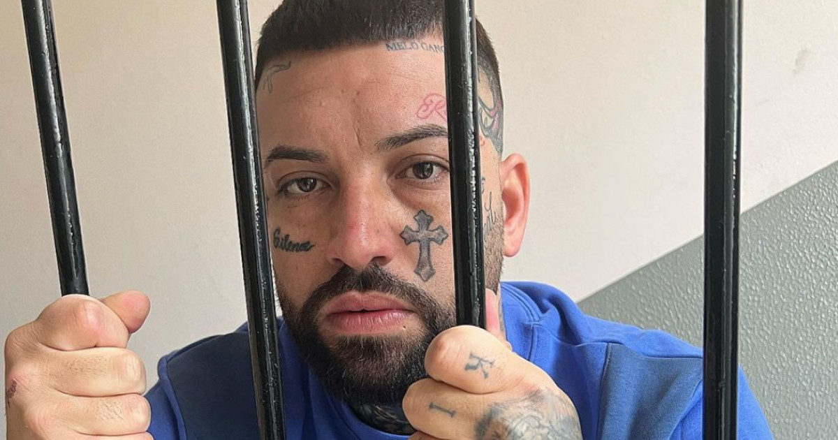 Arrestato il rapper Niko di “Pistole nella Fendi”, dopo la condanna si era reso irreperibile. Sui social la foto da dietro le sbarre