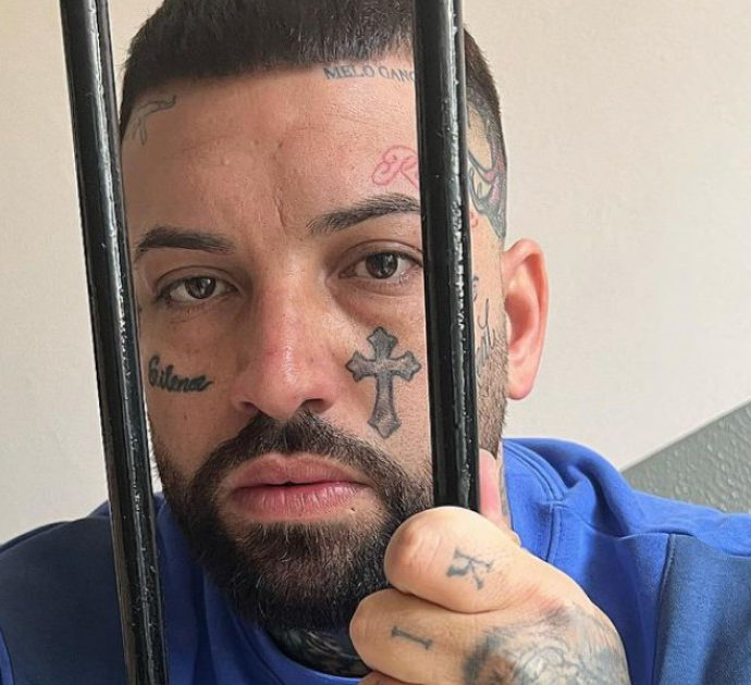 Arrestato il rapper Niko di “Pistole nella Fendi”, dopo la condanna si era reso irreperibile. Sui social la foto da dietro le sbarre