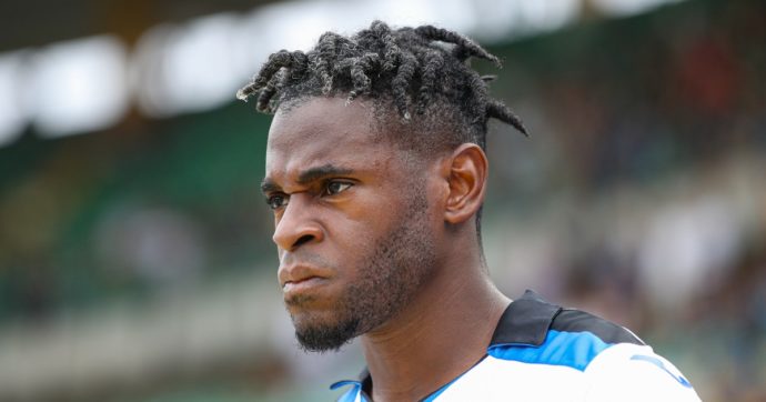 “Questo non è un posto per lei”: il calciatore dell’Atalanta Duvan Zapata bloccato da un vigilante mentre entrava in banca