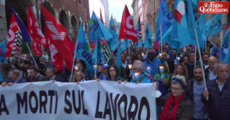 Copertina di Morti sul lavoro, la fiaccolata dei sindacati a Milano: “Non sono numeri ma persone. Servono più ispezioni e pene certe per gli imprenditori”