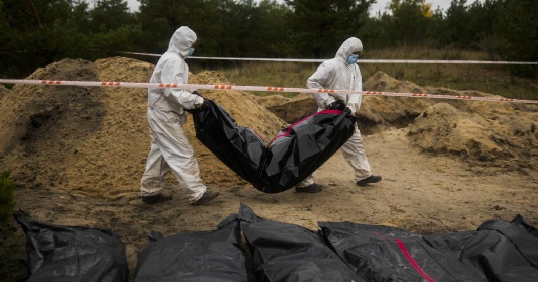 Ucraina, la diretta – Zelensky lancia l’allarme sulla diga di Kakhovka: “I russi l’hanno minata”. Trovati altri 146 corpi in fossa comune