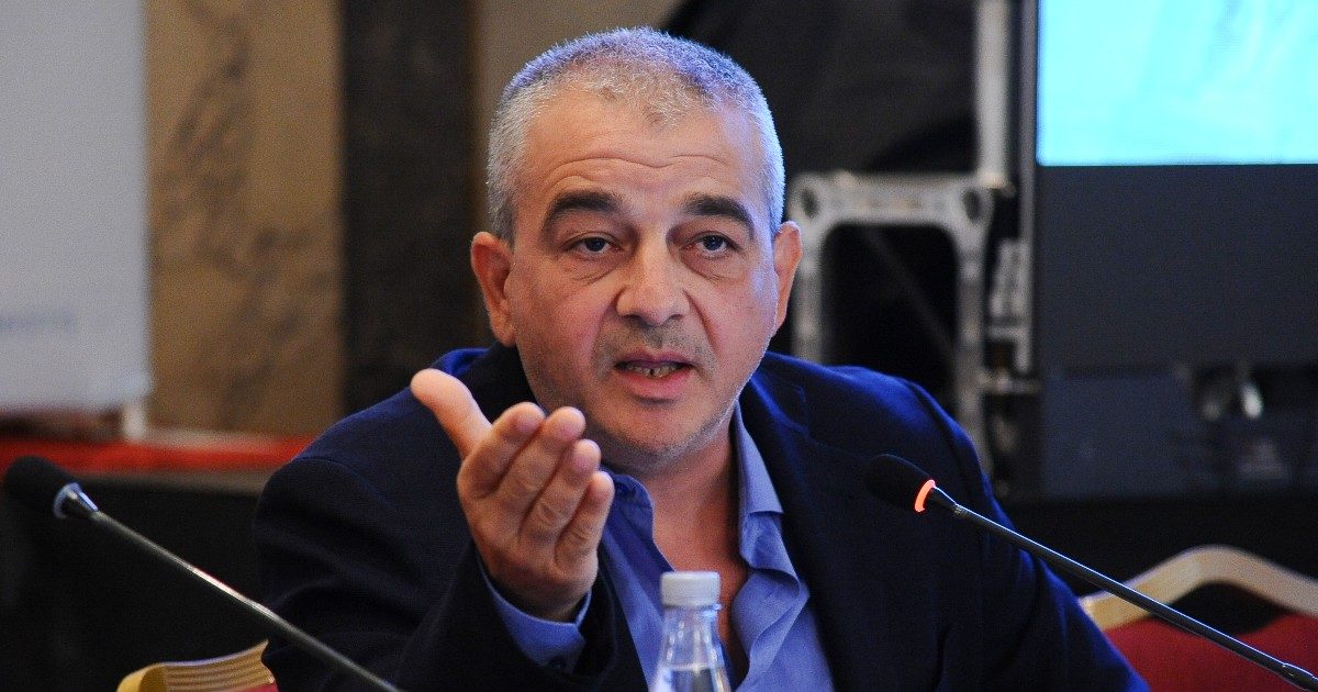 Giovanbattista Fazzolari – Chi è il Gianni Letta di Giorgia Meloni: l’auto vinta al Fantacalcio, i tweet su Mattarella e la passione per il poligono