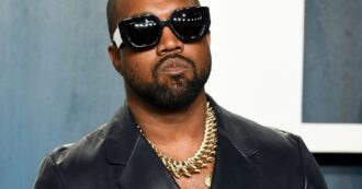 Copertina di Kanye West, dopo Balenciaga anche Adidas straccia il contratto di collaborazione “con effetto immediato”. Nuove dichiarazioni antisemite e contro l’aborto