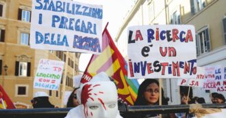Copertina di Ricercatori in piazza contro i nuovi contratti voluti dal governo: “Colpo di mano, rallentano la stabilizzazione dei precari”