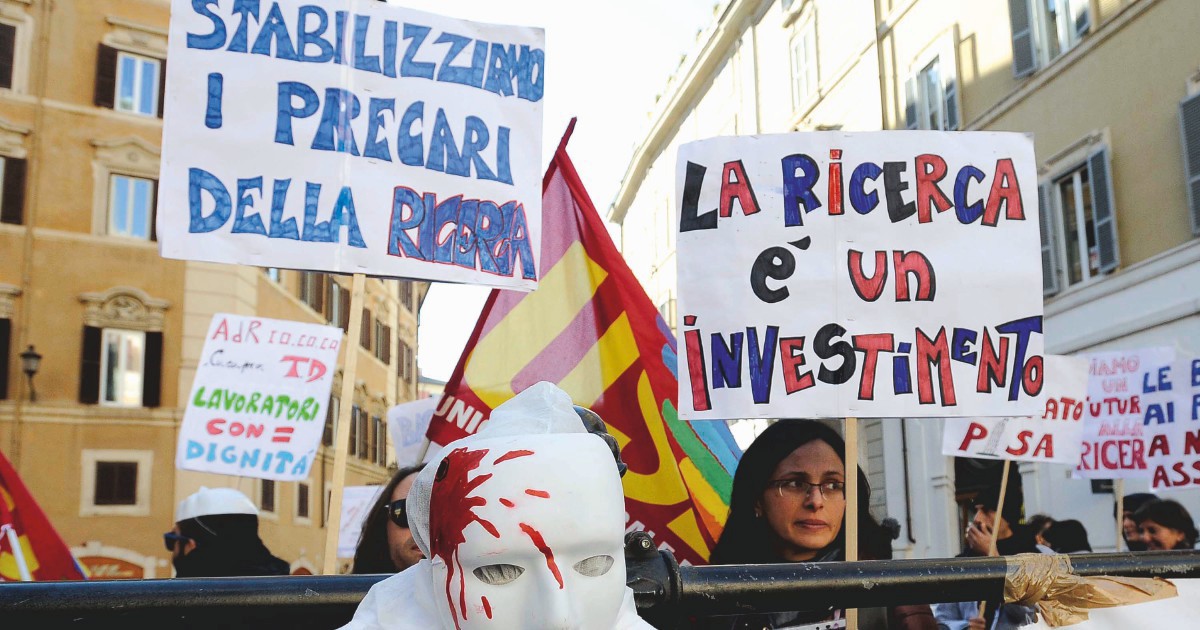 ricercatori in piazza contro i nuovi contratti voluti dal governo colpo di mano rallentano la stabilizzazione dei precari
