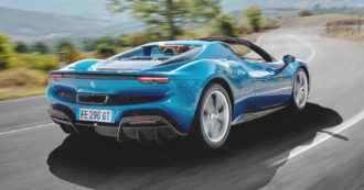 Copertina di La grinta di una spider, la grazia di una coupé: è la Ferrari 296 Gts