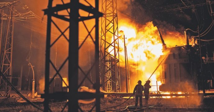 Kiev è costretta ai black-out. Mosca: Nato, scontro vicino