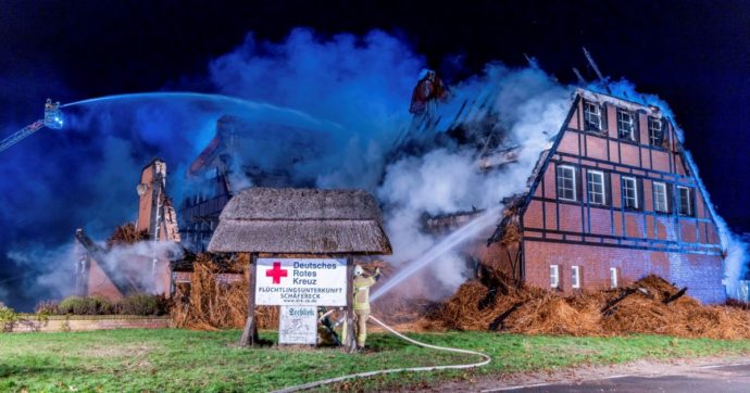 Profughi, finita la solidarietà tedesca. Bruciato un centro di accoglienza