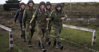 Copertina di Russia, mobilitazione disastrosa: convocati anche morti e disabili, reclute al fronte senza addestramento. “Le bare stanno già arrivando”