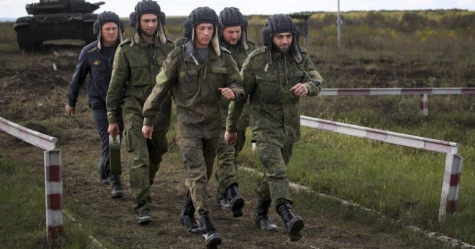 Russia, mobilitazione disastrosa: convocati anche morti e disabili, reclute al fronte senza addestramento. “Le bare stanno già arrivando”